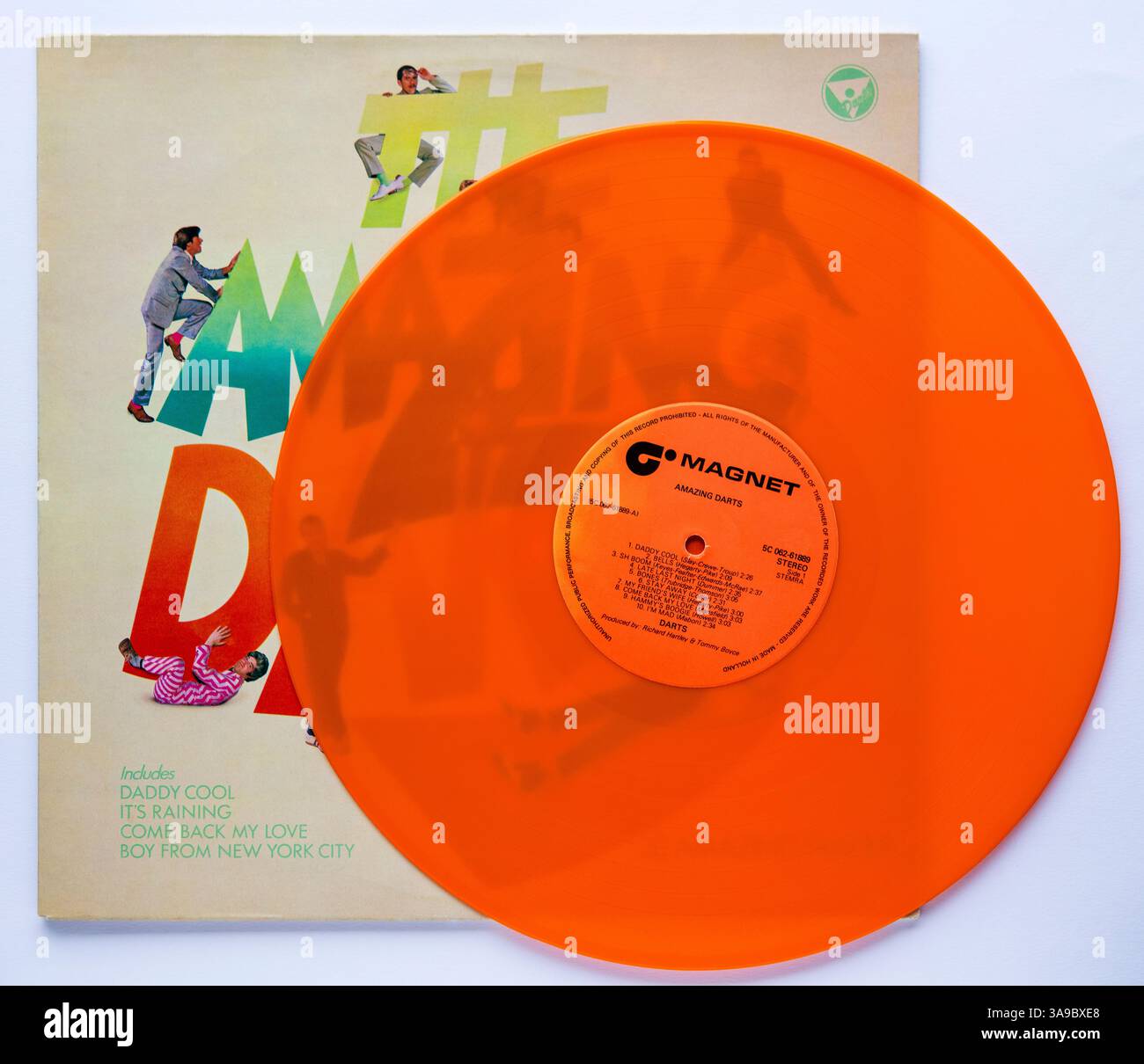 Copertina LP e vinile arancione in edizione limitata della compilation Amazing Darts della band Darts, pubblicata nel 1978 Foto Stock