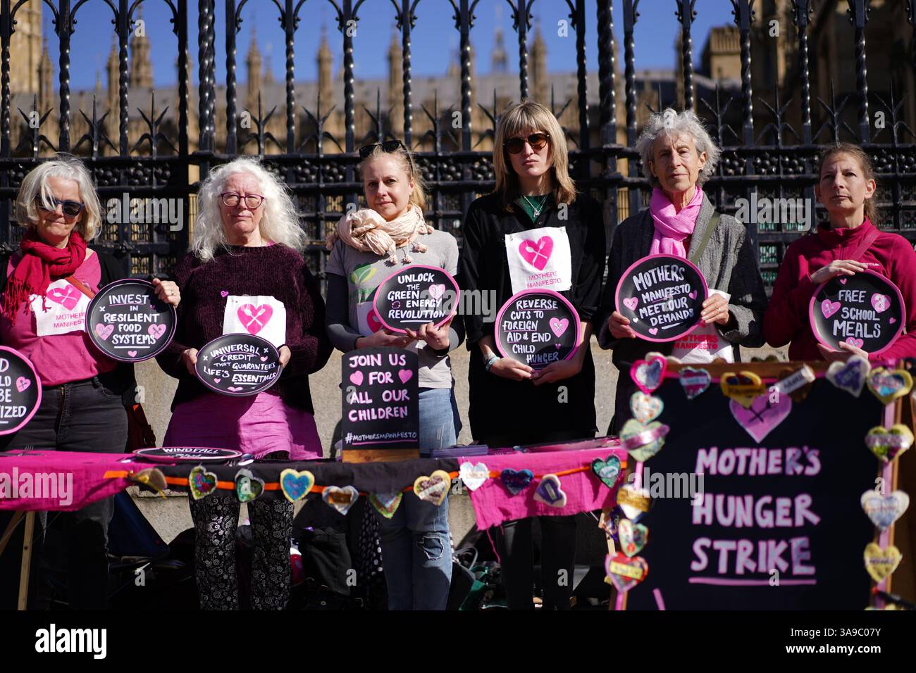 Una coalizione di madri, assistenti e alleati organizza uno sciopero della fame di cinque giorni fuori dalle camere del Parlamento a Londra, chiedendo un'azione immediata sull'insicurezza alimentare, la fame infantile e la giustizia economica. In tempo per la festa della mamma, il movimento mette in evidenza il ruolo vitale ma spesso trascurato delle madri nella società e quanti sono costretti a saltare i pasti in modo che i loro figli possano mangiare. Data foto: Domenica 30 marzo 2025. Foto Stock