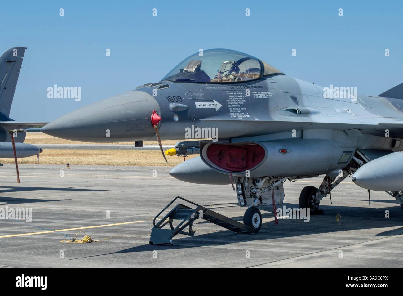 Aereo da caccia F-16 dell'Aeronautica militare rumena Foto Stock