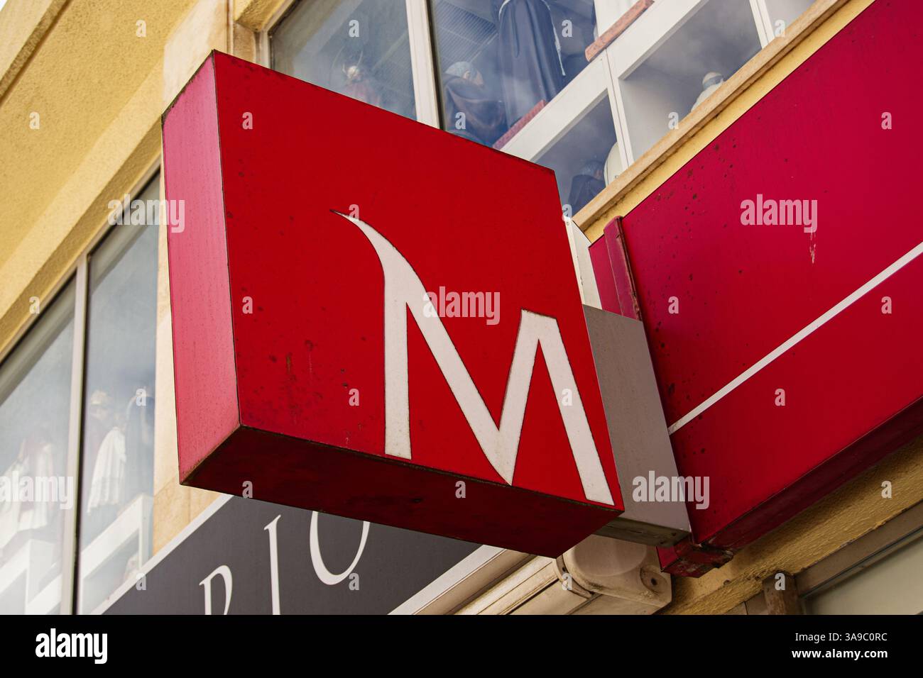 Fatima, Portogallo - 24 marzo 2025: Segnaletica rossa Millennium BCP con una lettera M bianca visibile fuori da un negozio di Fatima Foto Stock