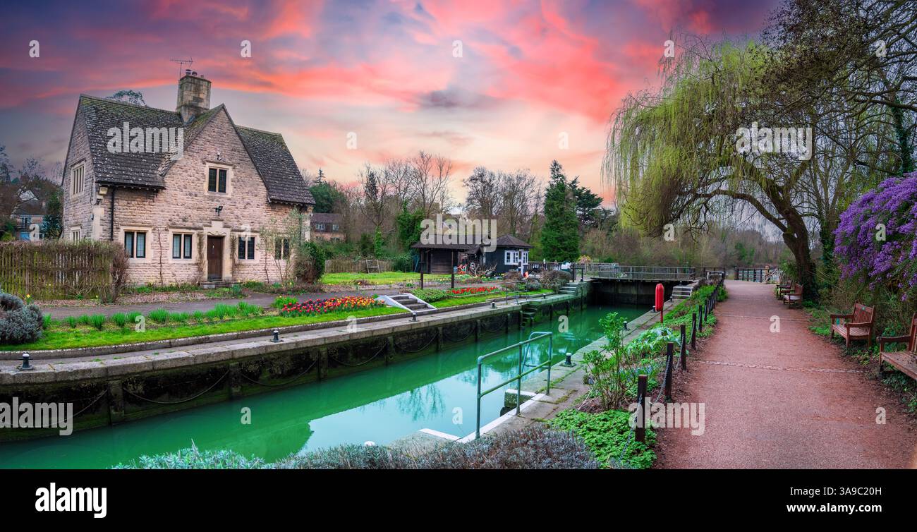 Vista panoramica di Iffley Lock sul sentiero del Tamigi al tramonto, con splendidi giardini fioriti e fiori freschi in primavera - Oxford, Oxfor Foto Stock