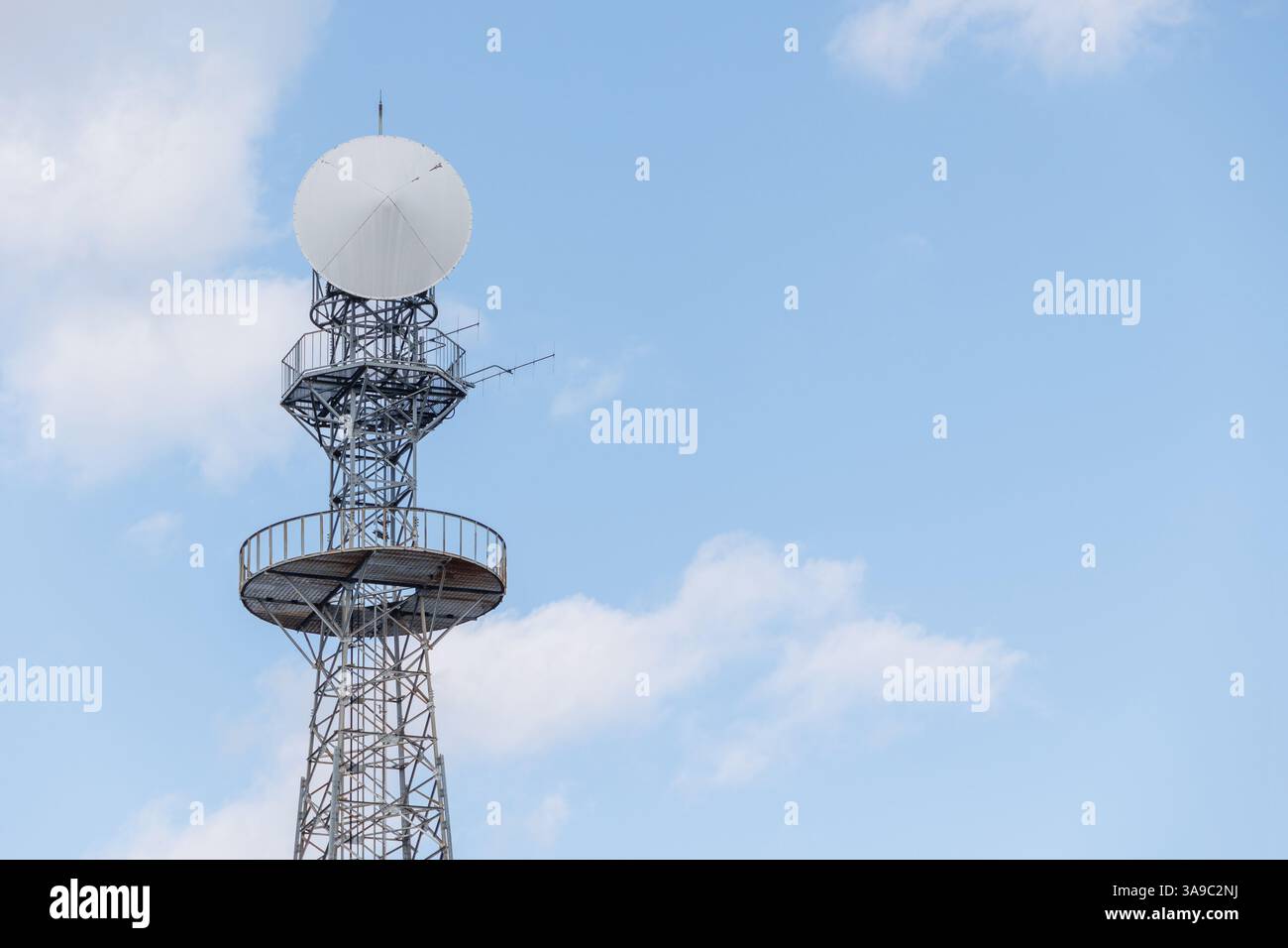 Torre di comunicazione a lungo raggio, torre di segnalazione radio, torre di trasmissione dati satellitare digitale su cielo blu con spazio di copia per testo. Foto Stock