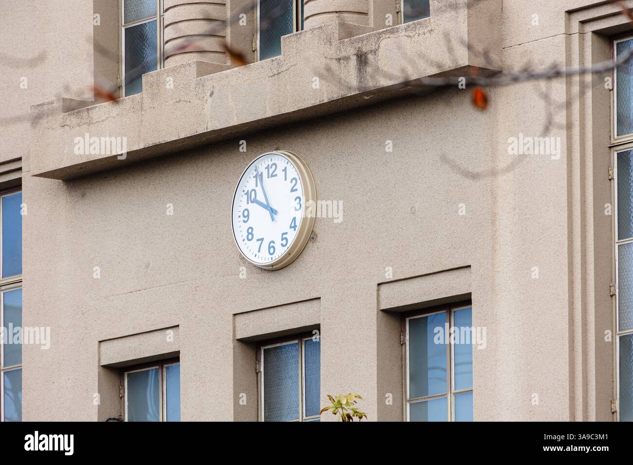 edificio con facciata delle scuole superiori con orologio al centro in stile tradizionale giapponese visibile nei cartoni animati Foto Stock