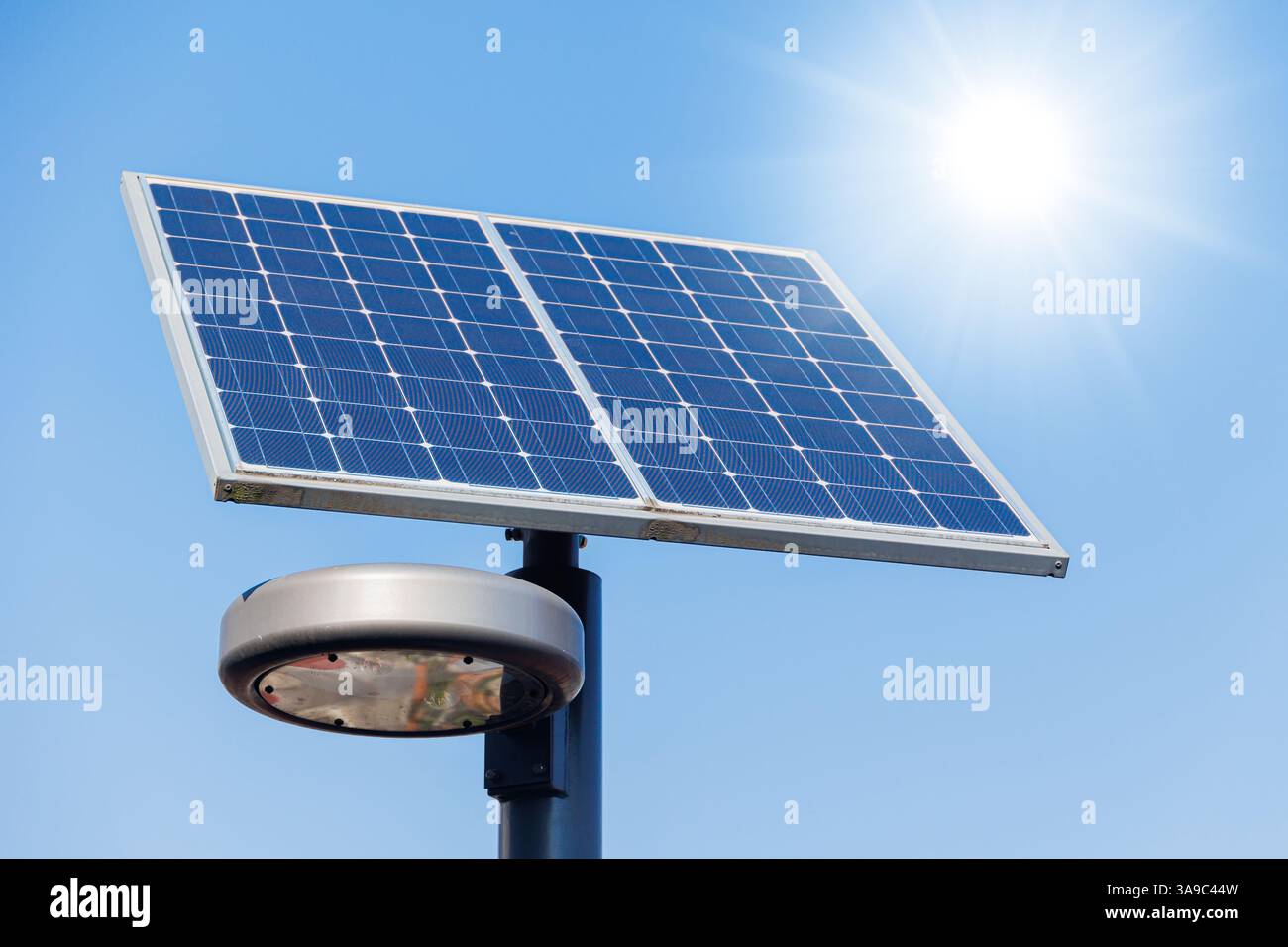 Lampione stradale a energia solare, sistema a LED per lampioni solari su strade urbane moderne per un concetto di infrastruttura a risparmio energetico. Foto Stock