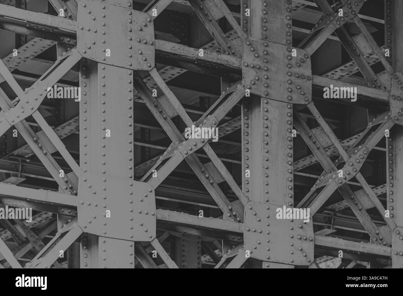 la struttura in acciaio metallico per l'industria pesante si collega tra loro per garantire un'elevata resistenza per il supporto di strade a ponte per l'ingegneria edile Foto Stock