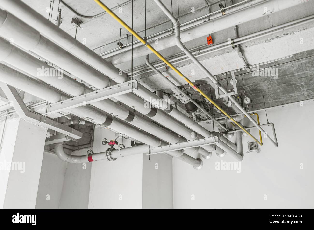 Sistema di tubazioni dell'acqua, sistema di tubi di scarico, infrastrutture edili di ingegneria della costruzione di tubi dell'acqua. Foto Stock