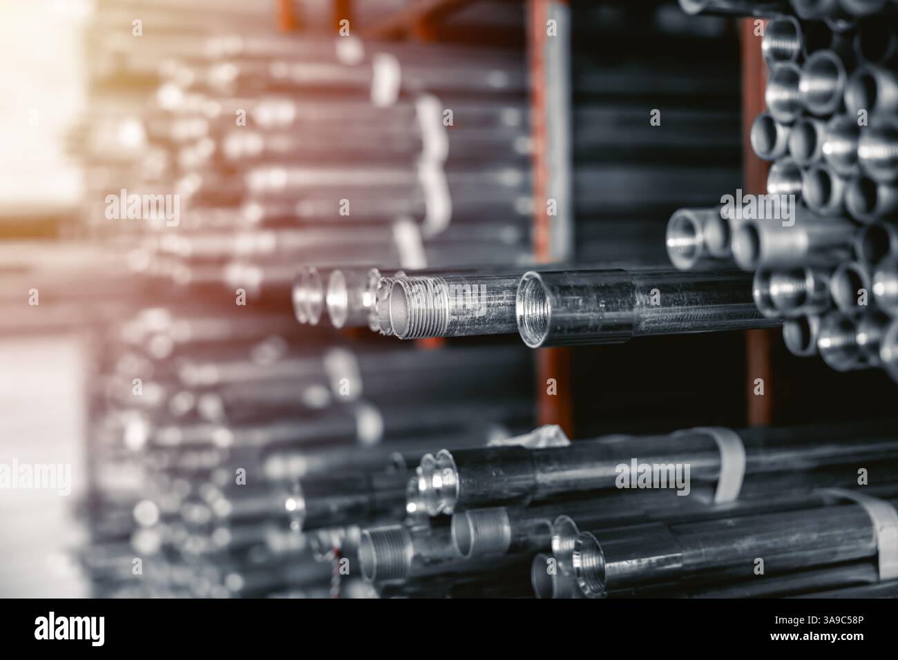 Tubi filettati in acciaio inox. Tubi rotondi filettati SS. Pile di tubi metallici per gas nel settore degli scaffali che ingegnerizza attrezzature idrauliche. Foto Stock