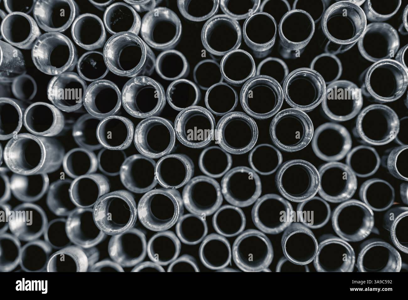 Tubi filettati in acciaio inox. Tubi rotondi filettati SS. Pile di tubi metallici per gas nel settore degli scaffali che ingegnerizza attrezzature idrauliche. Foto Stock