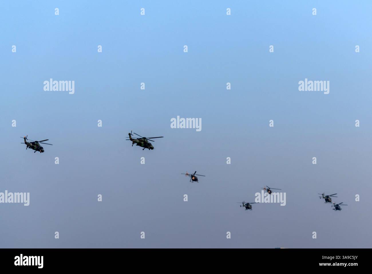 Un gruppo di elicotteri in un attacco aereo nemico Foto Stock