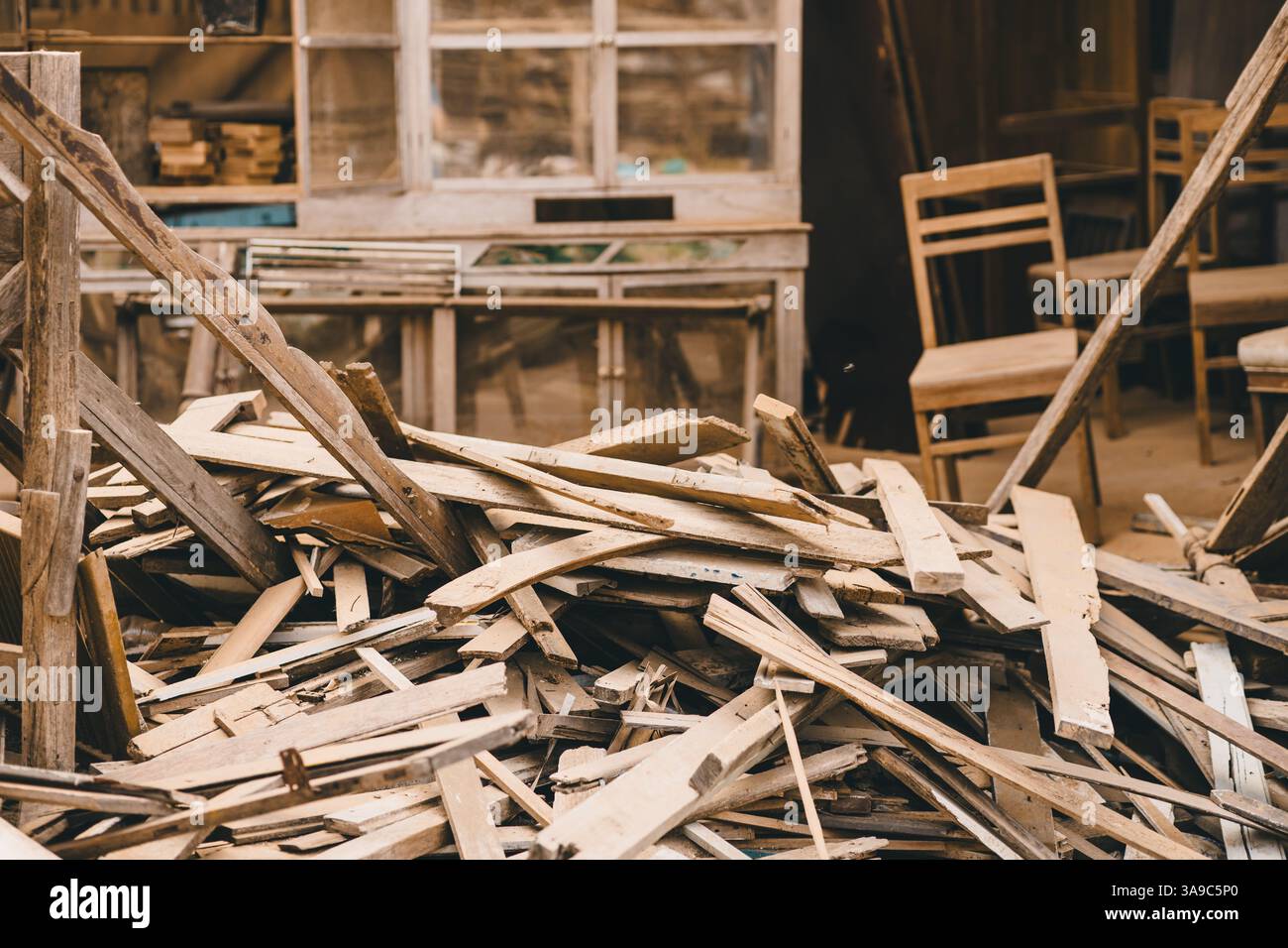 Pile di rifiuti di legno vecchi rifiuti provenienti da una fabbrica di mobili. Tavola di legno riutilizzata o riciclata. Foto Stock