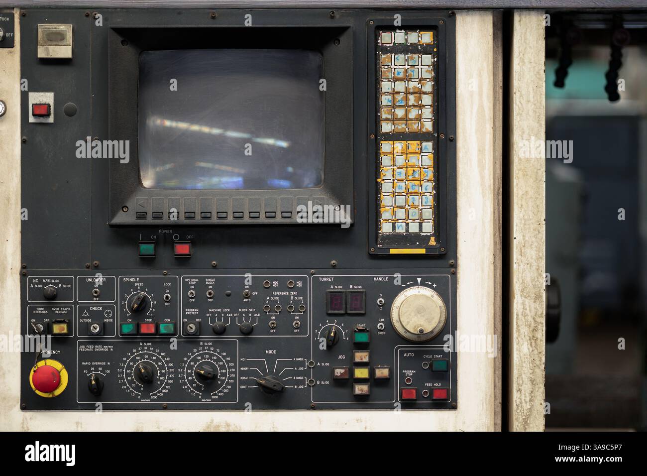 Vecchio pannello di controllo del monitor della macchina per tornio con interruttore a pulsante per il programma operativo CNC in metallo Foto Stock