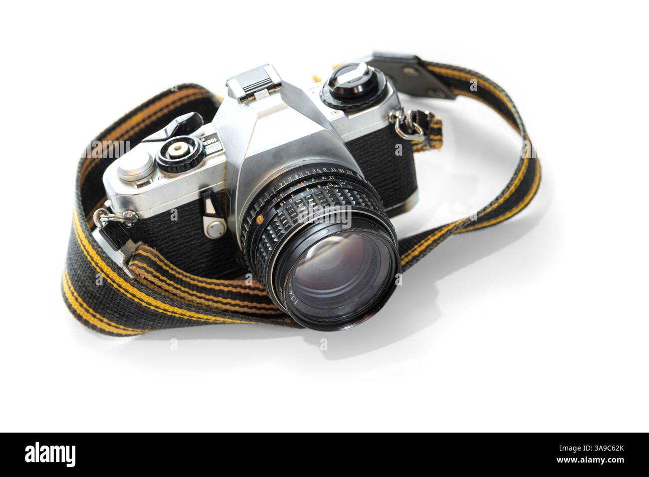 fotocamera meccanica vintage su sfondo bianco Foto Stock