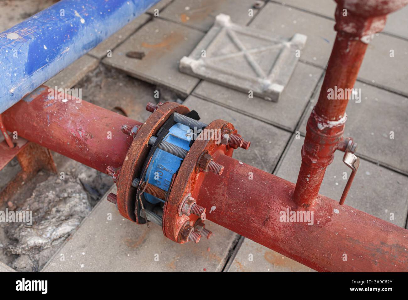 vecchio sistema di collegamento acqua grunge per esterni che si collega con gli agenti atmosferici grunge arrugginiti Foto Stock
