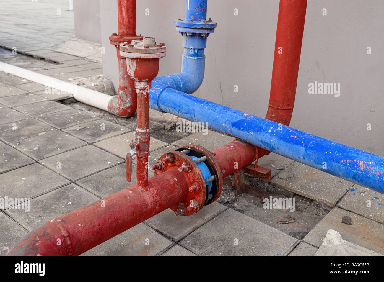 vecchio sistema di collegamento acqua grunge per esterni che si collega con gli agenti atmosferici grunge arrugginiti Foto Stock