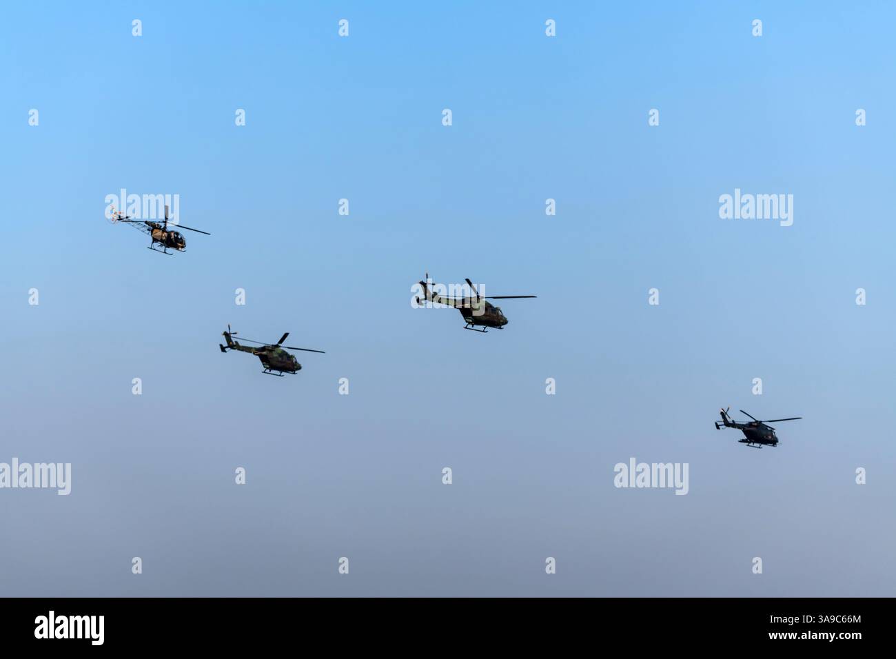 Un gruppo di elicotteri in un attacco aereo nemico Foto Stock