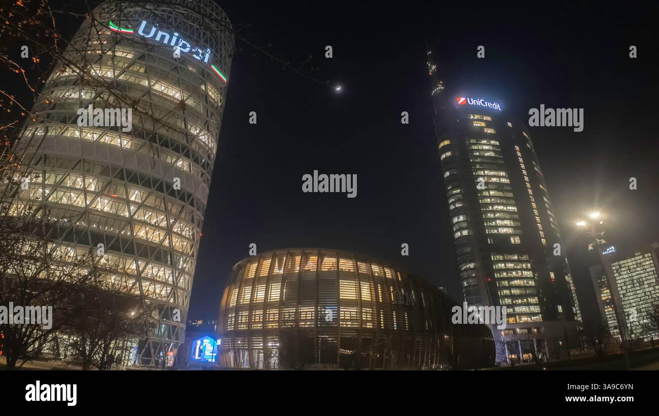 MILANO - 4 MARZO 2025: Vista notturna della Torre Unicredit, della Torre Unipol e di altri grattacieli iconici facenti parte di un gruppo di edifici residenziali e commerciali Foto Stock