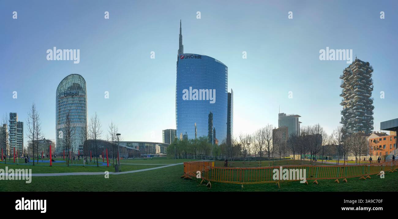 MILANO - 4 MARZO 2025: Vista panoramica della Torre Unicredit, della Torre Unipol e di altri grattacieli iconici facenti parte di un gruppo di edifici residenziali e commerciali Foto Stock