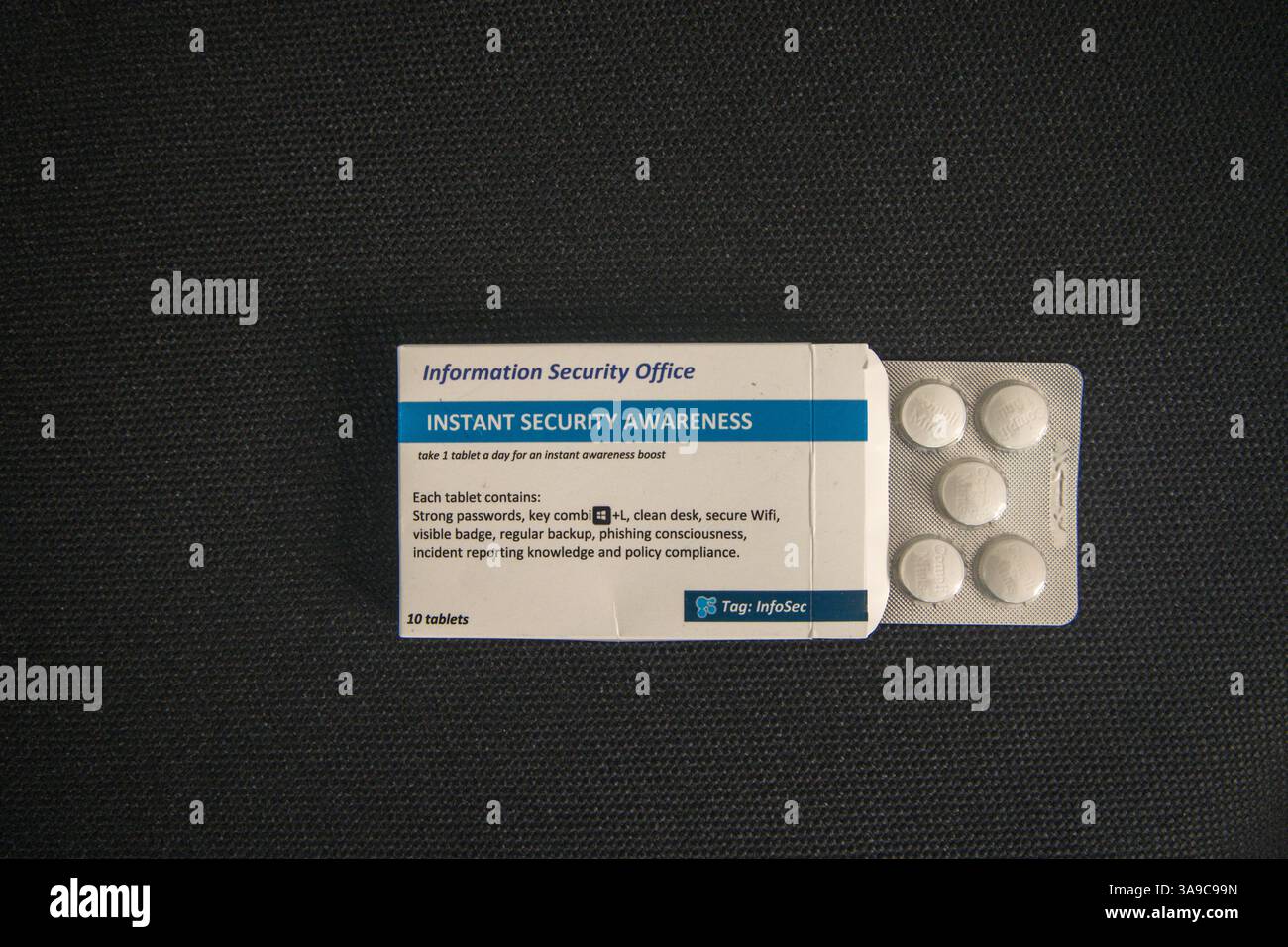 Pacchetto di zecche con consigli sulla sicurezza delle informazioni, fingendo di contenere tablet per una consapevolezza immediata della sicurezza e un aumento immediato della consapevolezza Foto Stock