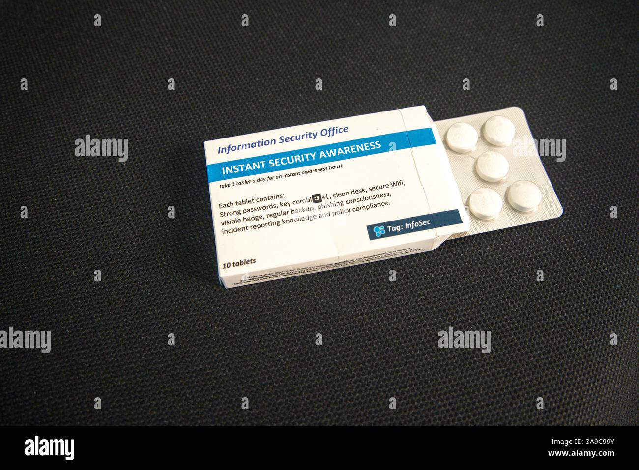 Pacchetto di zecche con consigli sulla sicurezza delle informazioni, fingendo di contenere tablet per una consapevolezza immediata della sicurezza e un aumento immediato della consapevolezza Foto Stock