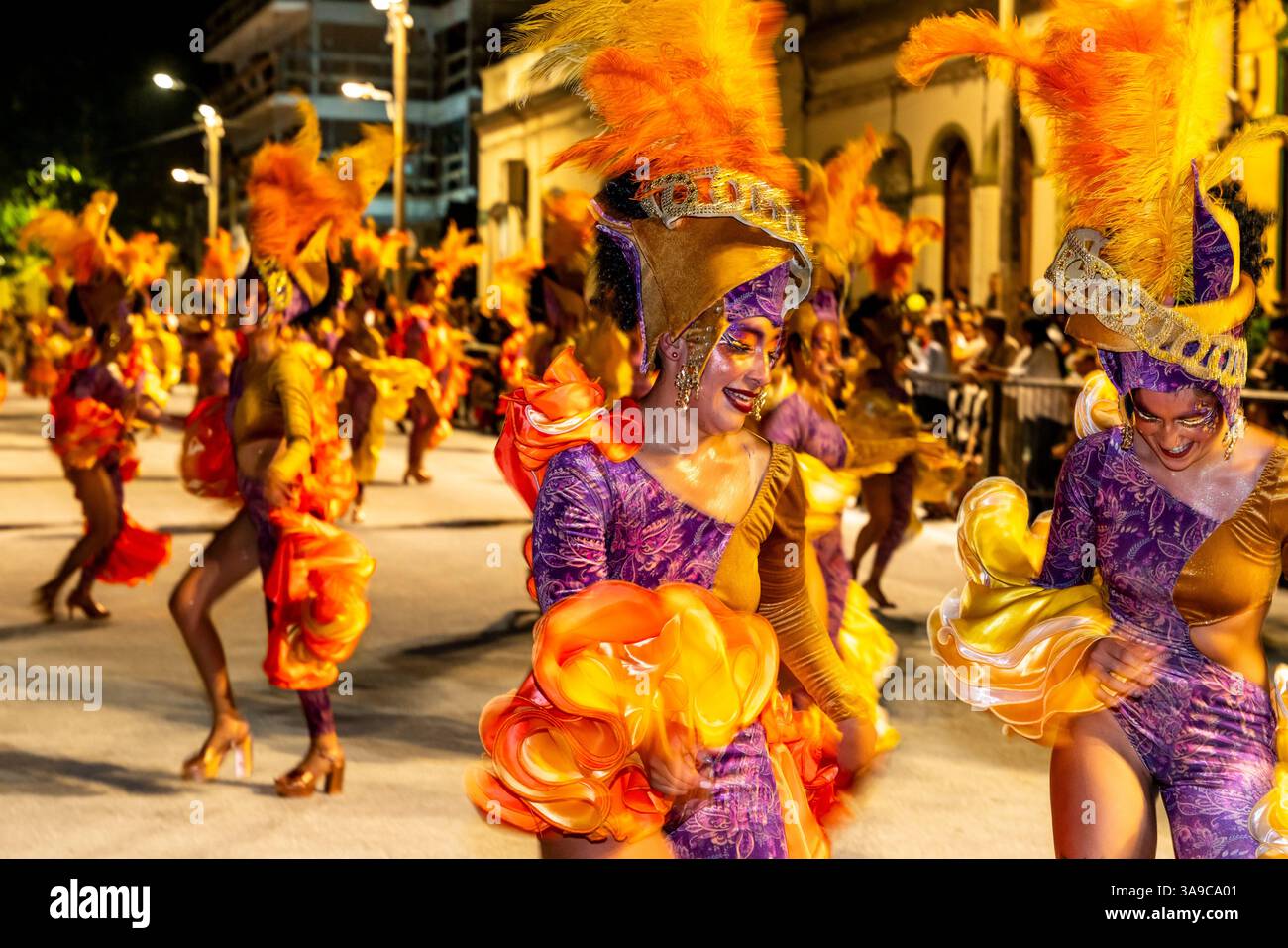 Una colorata troupe di danza si esibisce al Carnevale di Desfile de Llamadas, Montevideo, Uruguay. Foto Stock
