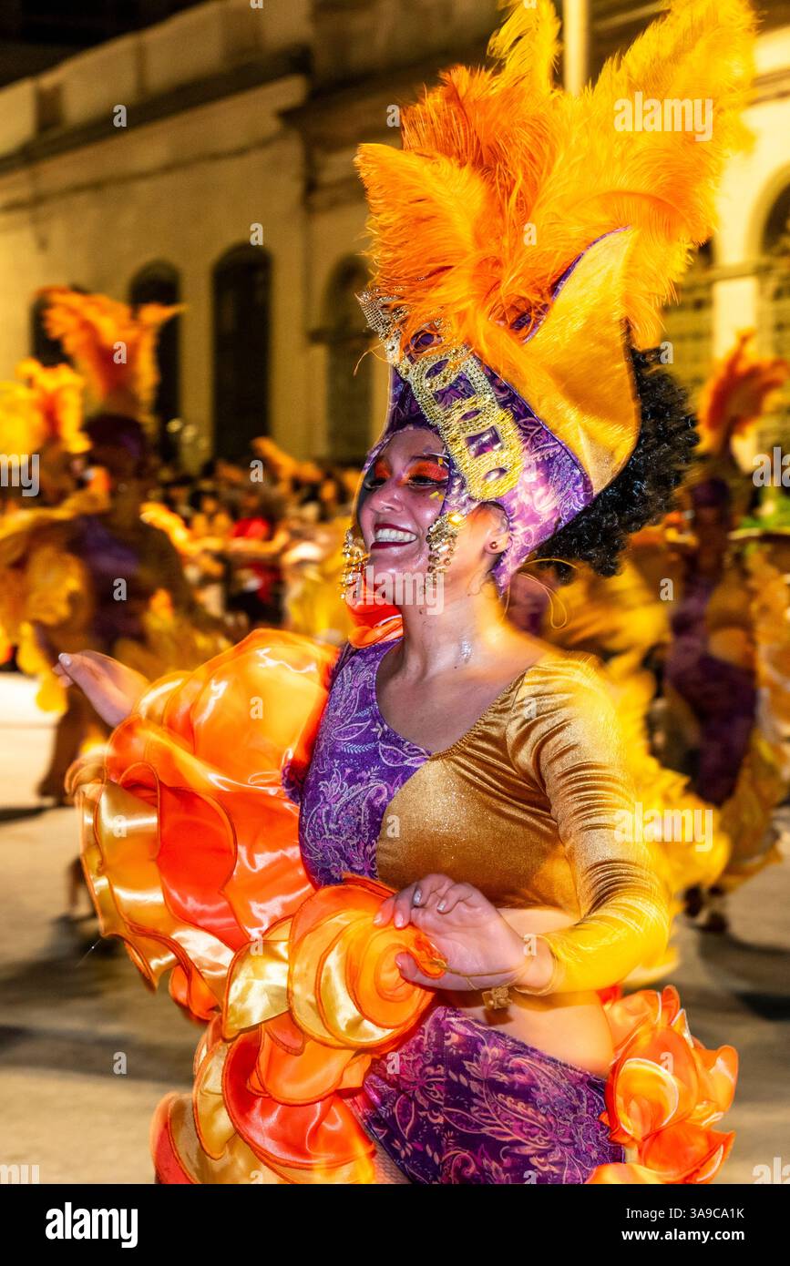 Una colorata troupe di danza si esibisce al Carnevale di Desfile de Llamadas, Montevideo, Uruguay. Foto Stock