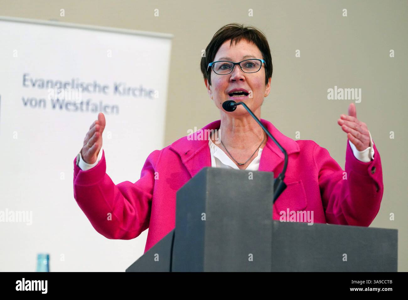Die Theologin Adelheid Ruck-Schroeder Schroeder, foto Wird neue Praeses der Evangelischen Kirche von Westfalen. Die westfaelische Landessynode waehlte die 58-Jaehrige am Samstag 29.03.2025 in Dortmund mit 136 von 141 abgegebenen Stimmen zur leitenden Theologin der viertgroessten deutschen Landeskirche mit 1,9 Millionen Mitgliedern. Die bisherige Hildesheimer Regionalbischoefin tritt die Nachfolge von Annette Kurschus An, Die im November 2023 als Ratsvorsitzende der Evangelischen Kirche in Deutschland EKD und als westfaelische Praeses zurueckgetreten War. Ruck-Schroeder soll das AMT AM 15. Juni Foto Stock