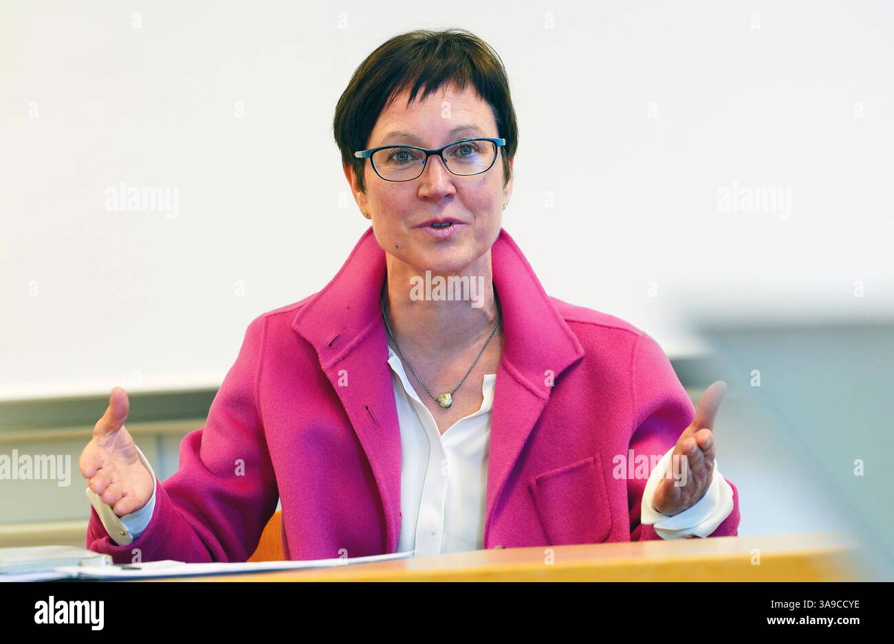 Die Theologin Adelheid Ruck-Schroeder Schroeder, foto Wird neue Praeses der Evangelischen Kirche von Westfalen foto vom 29.03.2025. Die westfaelische Landessynode waehlte die 58-Jaehrige am Samstag 29.03.2025 in Dortmund mit 136 von 141 abgegebenen Stimmen zur leitenden Theologin der viertgroessten deutschen Landeskirche mit 1,9 Millionen Mitgliedern. Die bisherige Hildesheimer Regionalbischoefin tritt die Nachfolge von Annette Kurschus An, Die im November 2023 als Ratsvorsitzende der Evangelischen Kirche in Deutschland EKD und als westfaelische Praeses zurueckgetreten War. Ruck-Schroeder soll Foto Stock