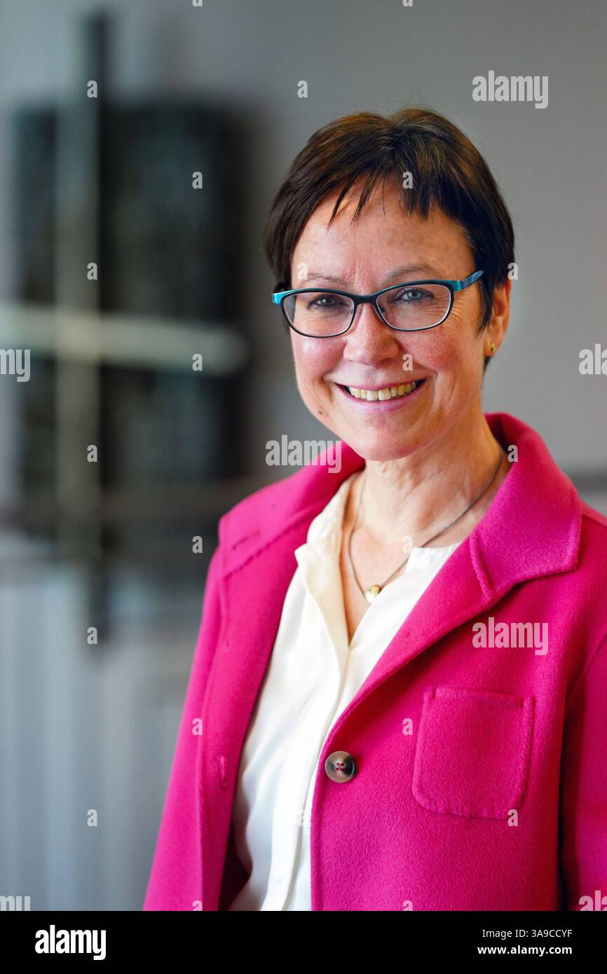 Die Theologin Adelheid Ruck-Schroeder Schroeder, foto Wird neue Praeses der Evangelischen Kirche von Westfalen foto vom 29.03.2025. Die westfaelische Landessynode waehlte die 58-Jaehrige am Samstag 29.03.2025 in Dortmund mit 136 von 141 abgegebenen Stimmen zur leitenden Theologin der viertgroessten deutschen Landeskirche mit 1,9 Millionen Mitgliedern. Die bisherige Hildesheimer Regionalbischoefin tritt die Nachfolge von Annette Kurschus An, Die im November 2023 als Ratsvorsitzende der Evangelischen Kirche in Deutschland EKD und als westfaelische Praeses zurueckgetreten War. Ruck-Schroeder soll Foto Stock