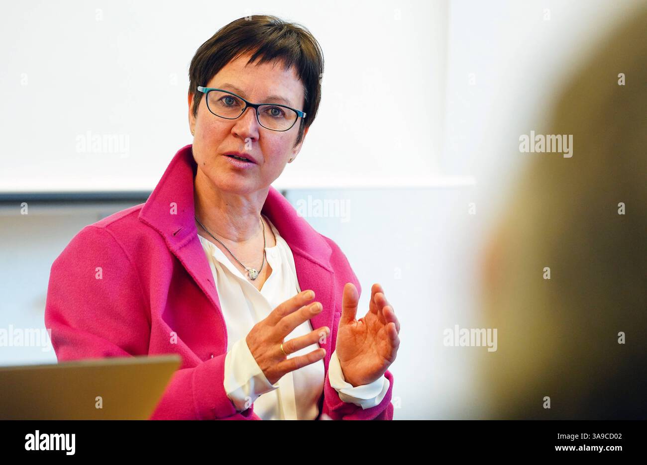 Die Theologin Adelheid Ruck-Schroeder Schroeder, foto Wird neue Praeses der Evangelischen Kirche von Westfalen foto vom 29.03.2025. Die westfaelische Landessynode waehlte die 58-Jaehrige am Samstag 29.03.2025 in Dortmund mit 136 von 141 abgegebenen Stimmen zur leitenden Theologin der viertgroessten deutschen Landeskirche mit 1,9 Millionen Mitgliedern. Die bisherige Hildesheimer Regionalbischoefin tritt die Nachfolge von Annette Kurschus An, Die im November 2023 als Ratsvorsitzende der Evangelischen Kirche in Deutschland EKD und als westfaelische Praeses zurueckgetreten War. Ruck-Schroeder soll Foto Stock