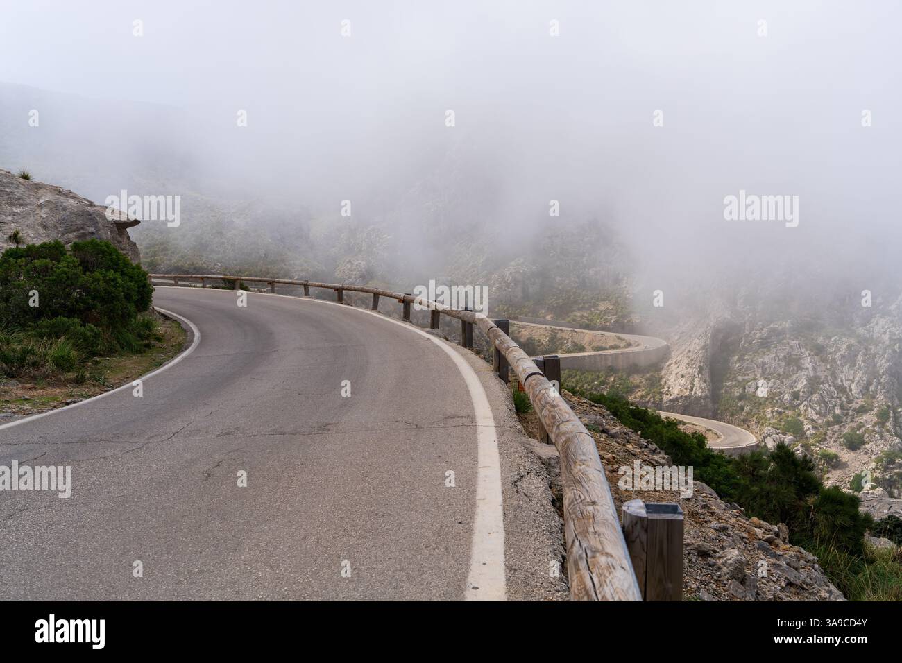 Curva tortuosa nella famosa strada di montagna sa Calobra, avvolta ...