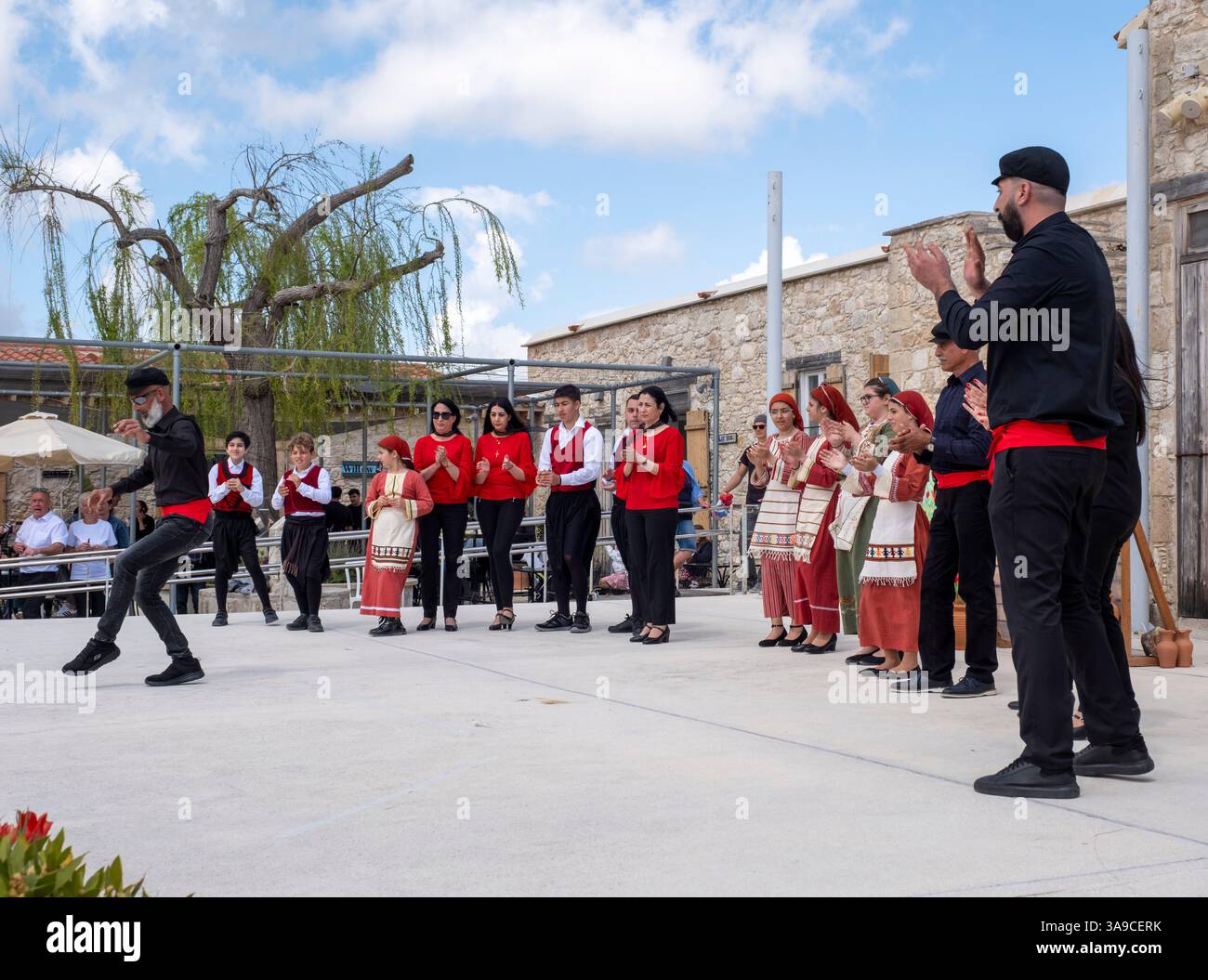 Ballerini folcloristici in abito tradizionale che si esibiscono al Polemi Tulip Festival, villaggio di Polemi, Cipro Foto Stock