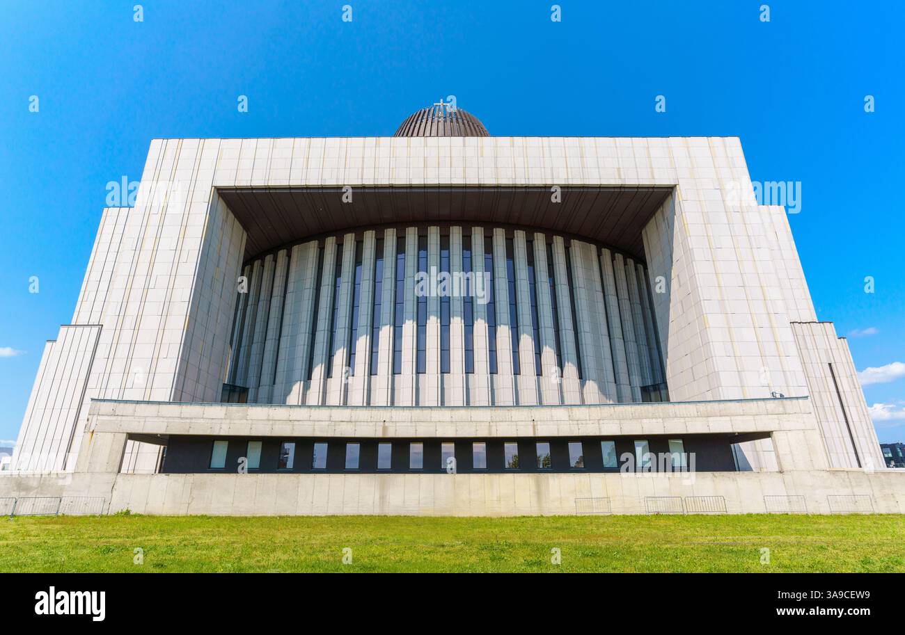Swiatynia Opatrznosci Bozej - Tempio della Divina Provvidenza situato a Wilanow, Varsavia, in una giornata di sole - principale chiesa cattolica romana in Polonia Foto Stock