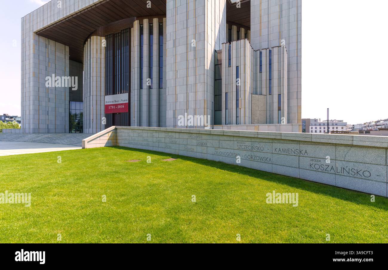 Swiatynia Opatrznosci Bozej - Tempio della Divina Provvidenza situato a Wilanow, Varsavia, in una giornata di sole - ingresso principale con enorme bandiera polacca. Foto Stock