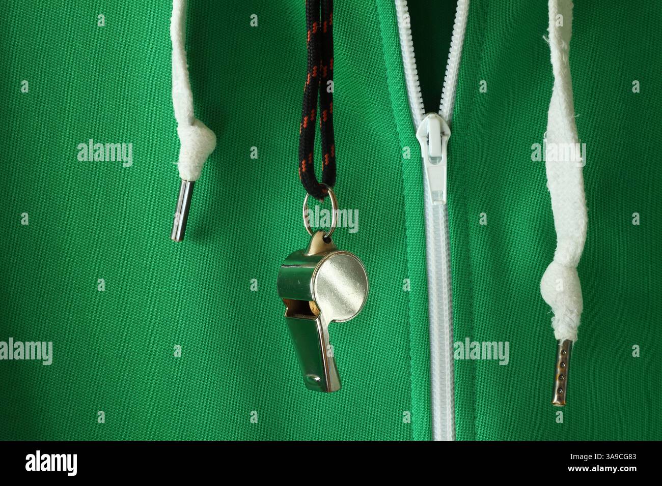 Fischio dell'arbitro di calcio o dell'allenatore con pantaloni in tuta. Concetto di calcio e calcio. Spazio libero per le copie. Foto Stock