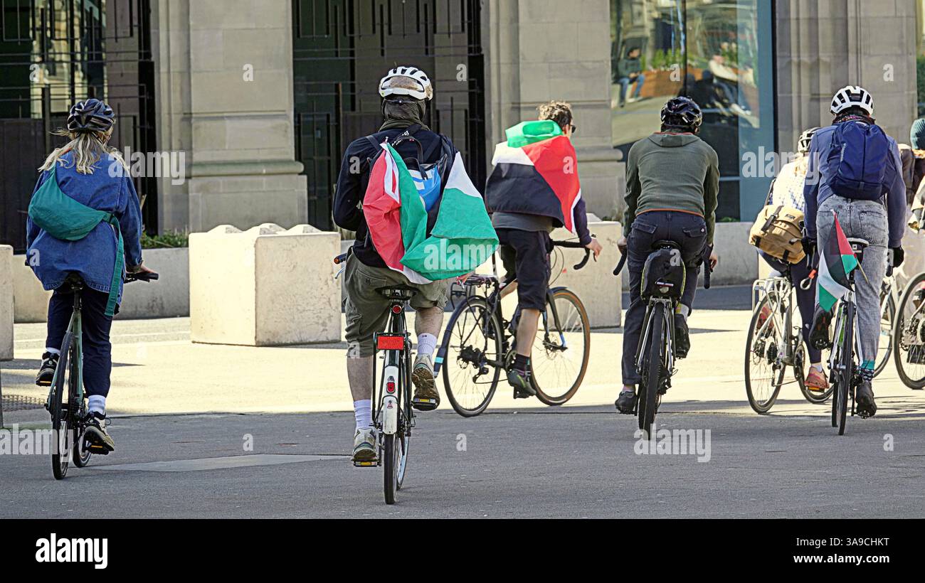 Glasgow, Scozia, Regno Unito. 30 marzo 2025. Il ciclo di prova della Palestina si riunisce in george Street vicino al centopato nel centro della città prima della protesta alla bbc. Credit Gerard Ferry/Alamy Live News Foto Stock