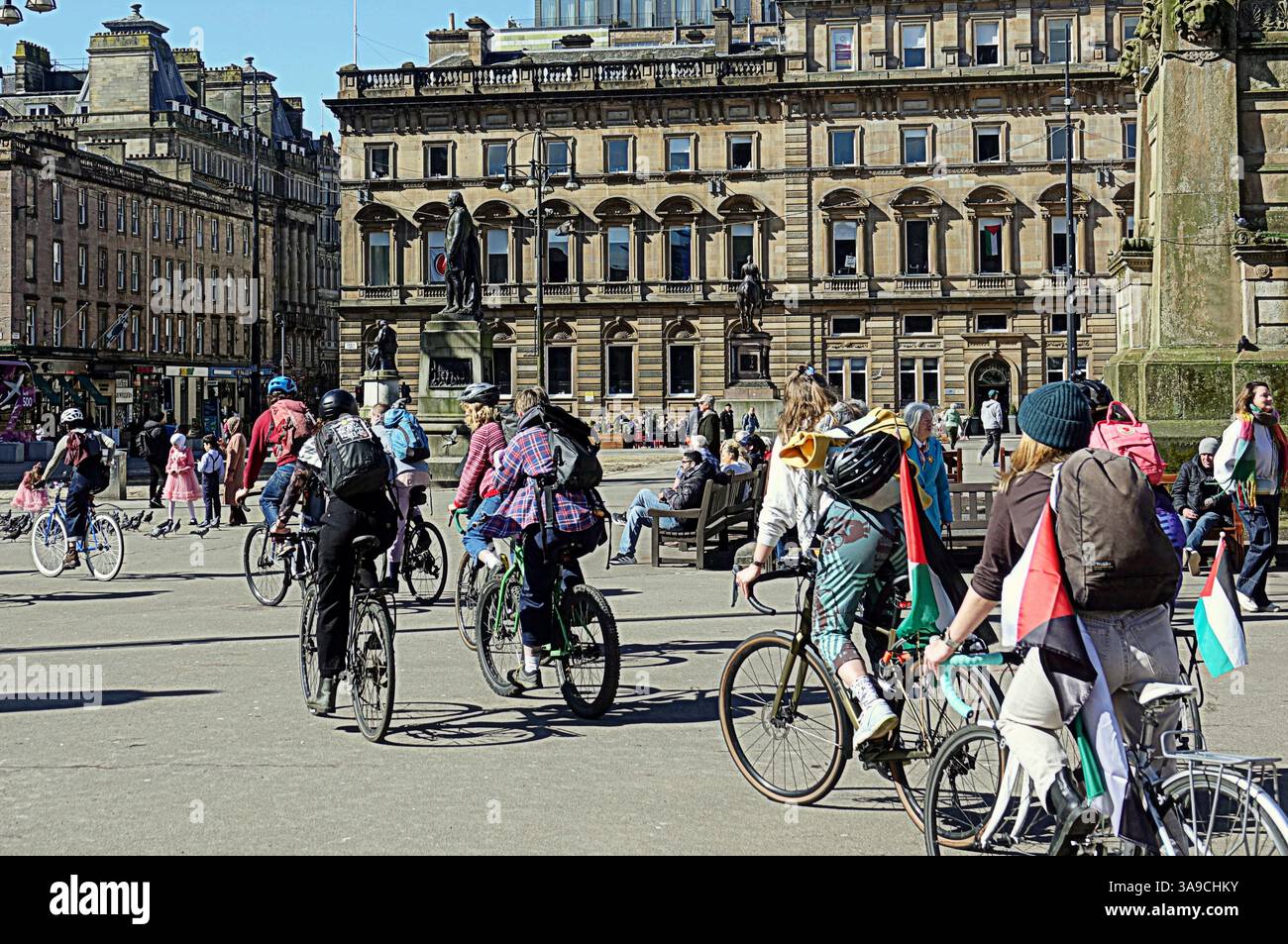 Glasgow, Scozia, Regno Unito. 30 marzo 2025. Il ciclo di prova della Palestina si riunisce in george Street vicino al centopato nel centro della città prima della protesta alla bbc. Credit Gerard Ferry/Alamy Live News Foto Stock