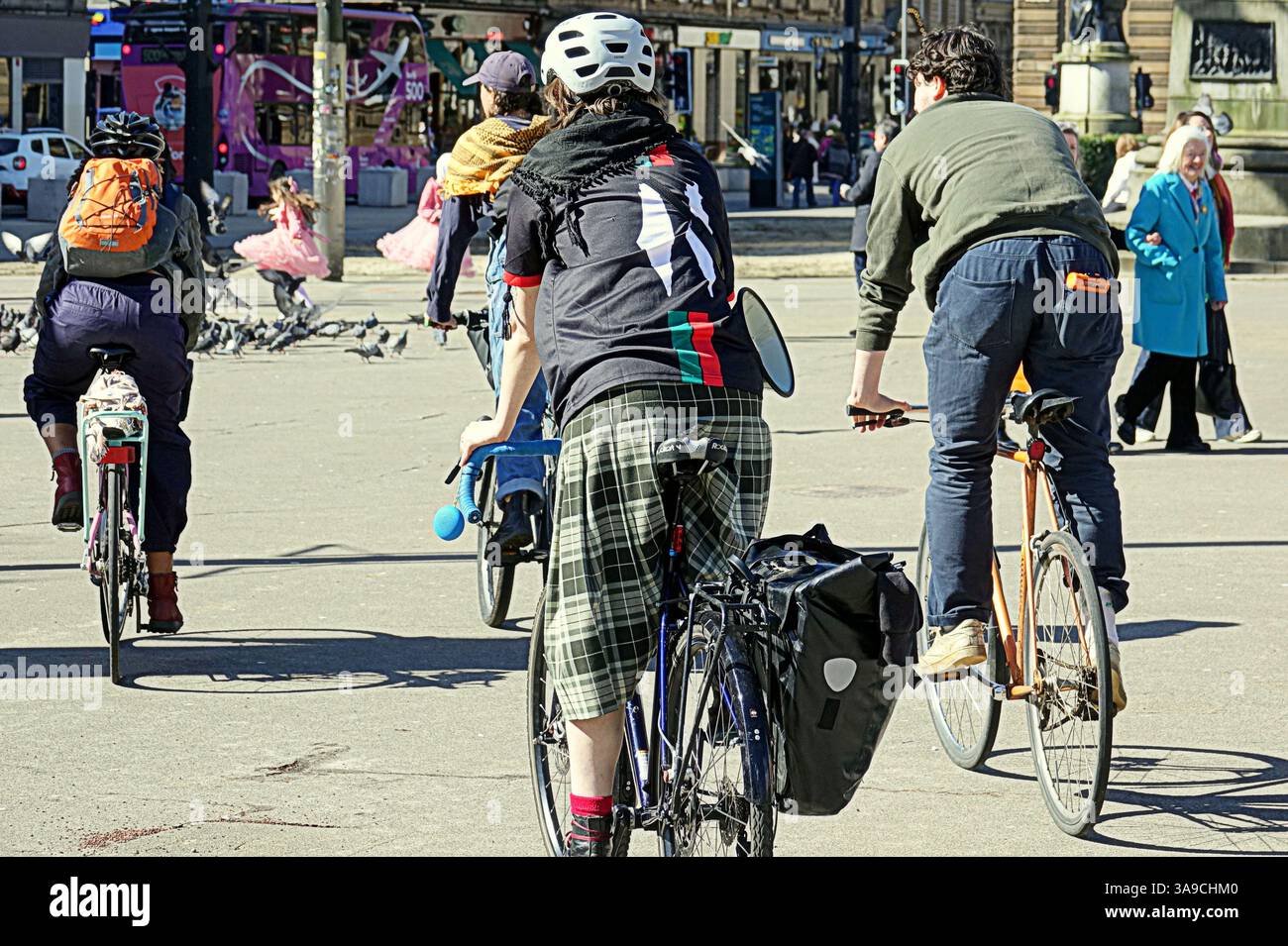 Glasgow, Scozia, Regno Unito. 30 marzo 2025. Il ciclo di prova della Palestina si riunisce in george Street vicino al centopato nel centro della città prima della protesta alla bbc. Credit Gerard Ferry/Alamy Live News Foto Stock