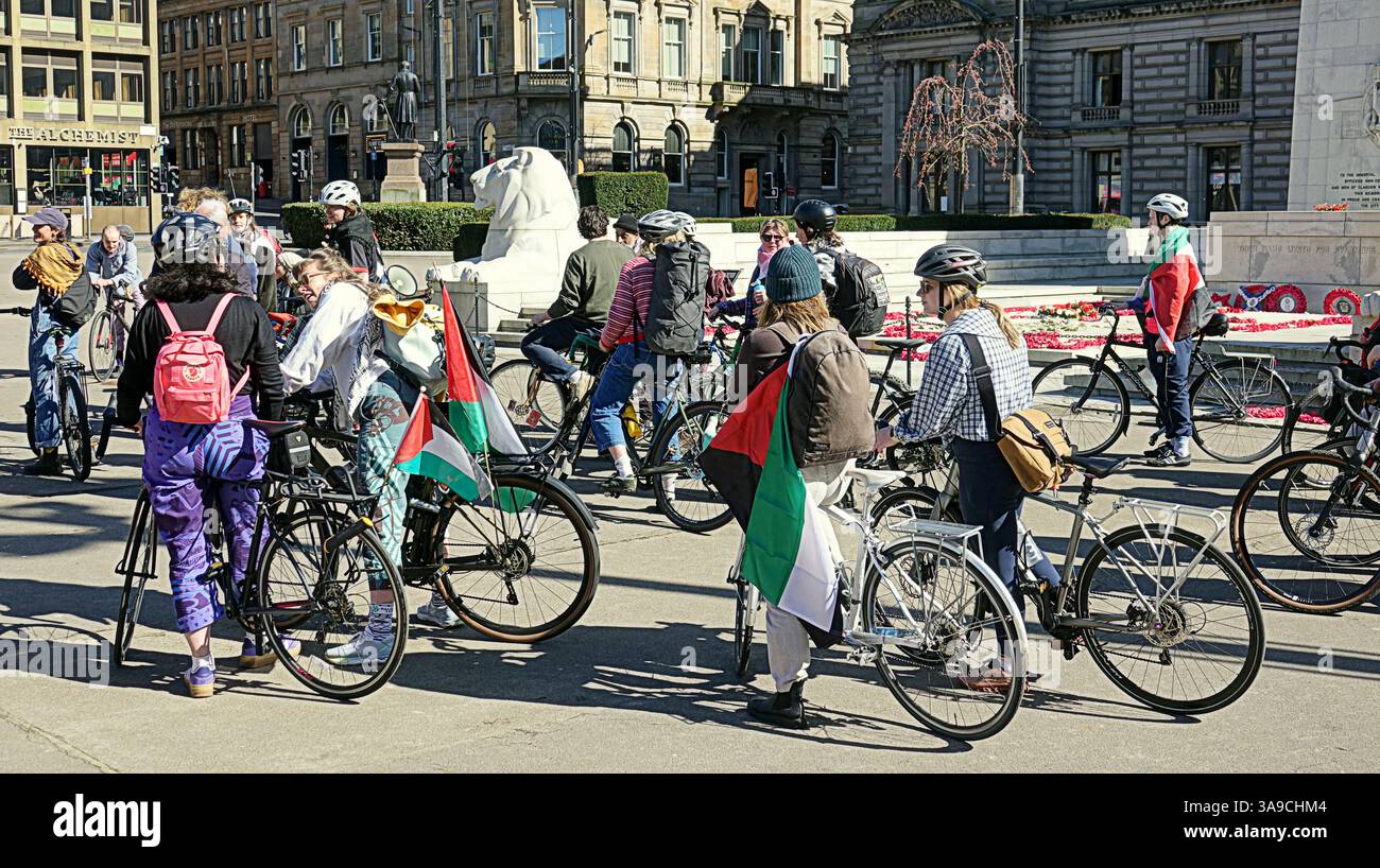 Glasgow, Scozia, Regno Unito. 30 marzo 2025. Il ciclo di prova della Palestina si riunisce in george Street vicino al centopato nel centro della città prima della protesta alla bbc. Credit Gerard Ferry/Alamy Live News Foto Stock