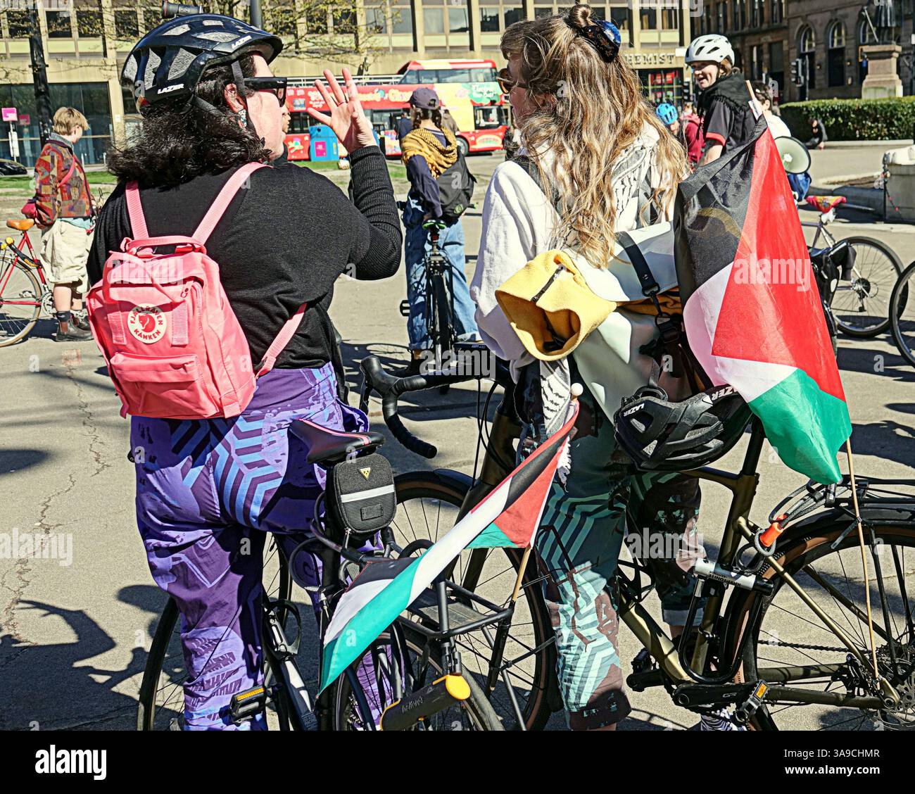 Glasgow, Scozia, Regno Unito. 30 marzo 2025. Il ciclo di prova della Palestina si riunisce in george Street vicino al centopato nel centro della città prima della protesta alla bbc. Credit Gerard Ferry/Alamy Live News Foto Stock