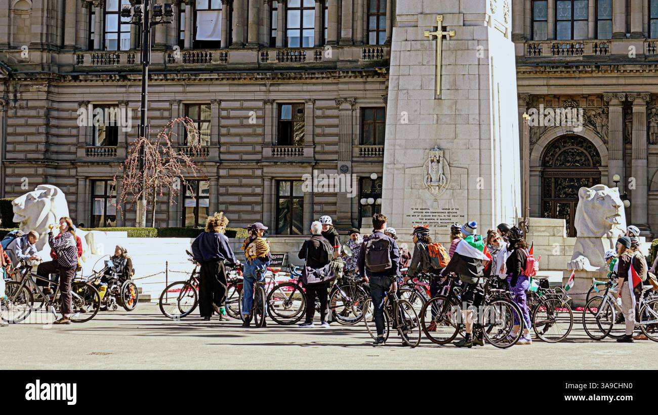 Glasgow, Scozia, Regno Unito. 30 marzo 2025. Il ciclo di prova della Palestina si riunisce in george Street vicino al centopato nel centro della città prima della protesta alla bbc. Credit Gerard Ferry/Alamy Live News Foto Stock