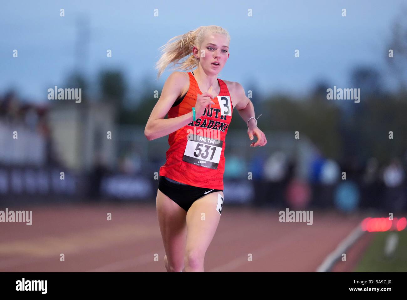 Abigail Errington di South Pasadena si piazza secondo tra le ragazze di 3.200 m nelle 10:26,71, durante le DIECI, sabato 29 marzo 2025, alla JSerra High School di San Juan Capistrano, California. Foto Stock