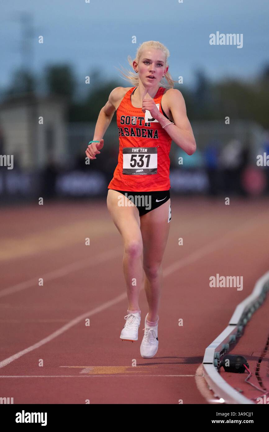 Abigail Errington di South Pasadena si piazza secondo tra le ragazze di 3.200 m nelle 10:26,71, durante le DIECI, sabato 29 marzo 2025, alla JSerra High School di San Juan Capistrano, California. Foto Stock