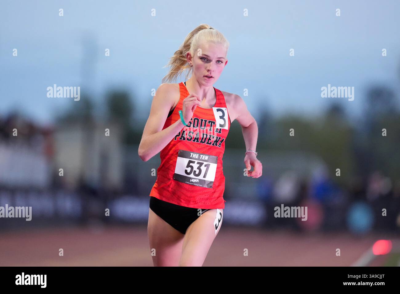 Abigail Errington di South Pasadena si piazza secondo tra le ragazze di 3.200 m nelle 10:26,71, durante le DIECI, sabato 29 marzo 2025, alla JSerra High School di San Juan Capistrano, California. Foto Stock