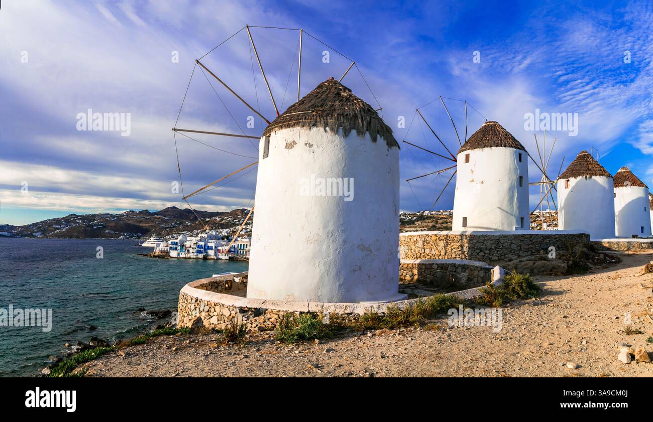 Viaggi in Grecia, mulini a vento dell'isola di Mykonos. Chora, famosa attrazione turistica. Cicladi Foto Stock