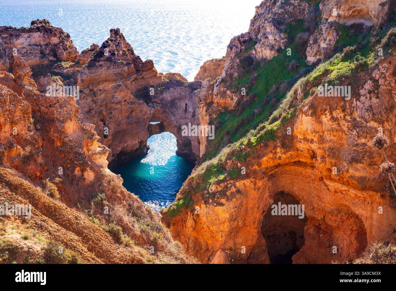Incredibili becahes rocciose della costa dell'Algarve, Portogallo. La famosa spiaggia mozzafiato Praia da Marinha con rocce gialle e archi. Foto Stock
