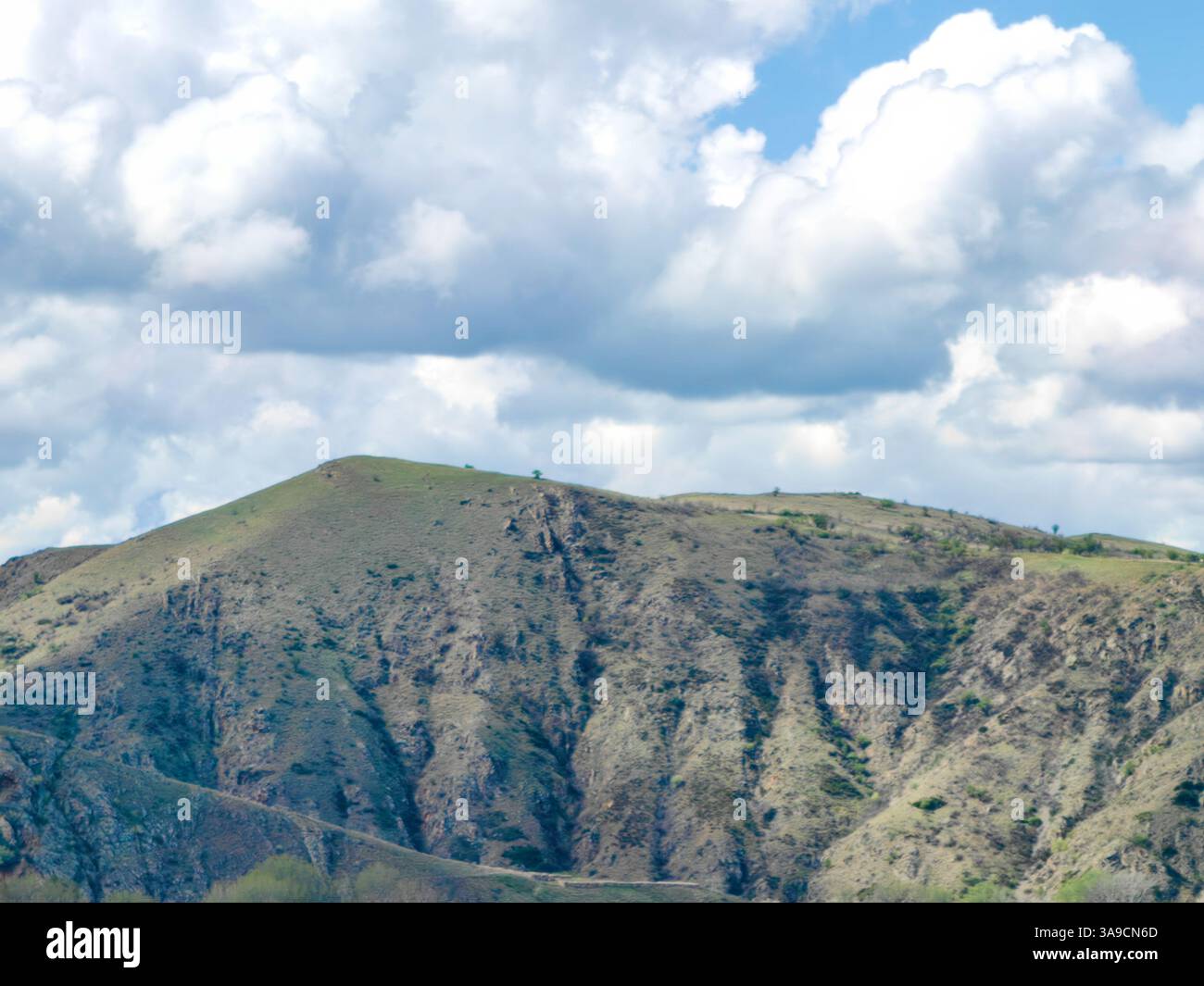 Rolling Hills sotto un cielo nuvoloso Foto Stock