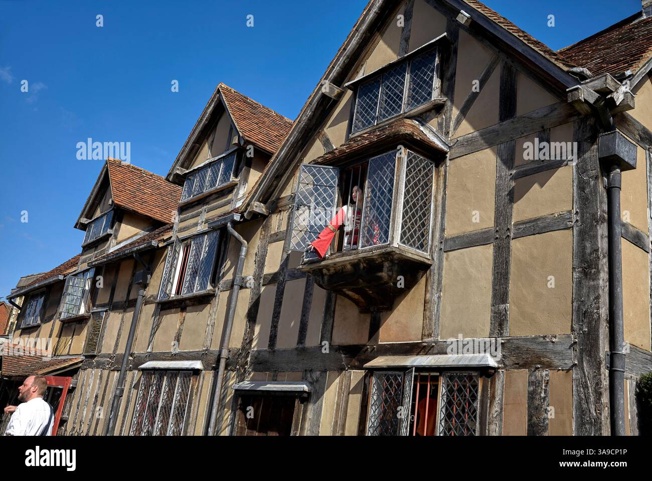 Attori shakespeariani in costume d'epoca, esecuzione di Romeo e Giulietta balcone nel luogo di nascita di William Shakespeare Stratford Upon Avon, Inghilterra, Foto Stock