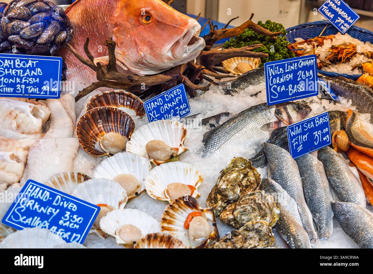 Pesce fresco esposto sul ghiaccio al famoso Borough Market Stall di Londra Foto Stock
