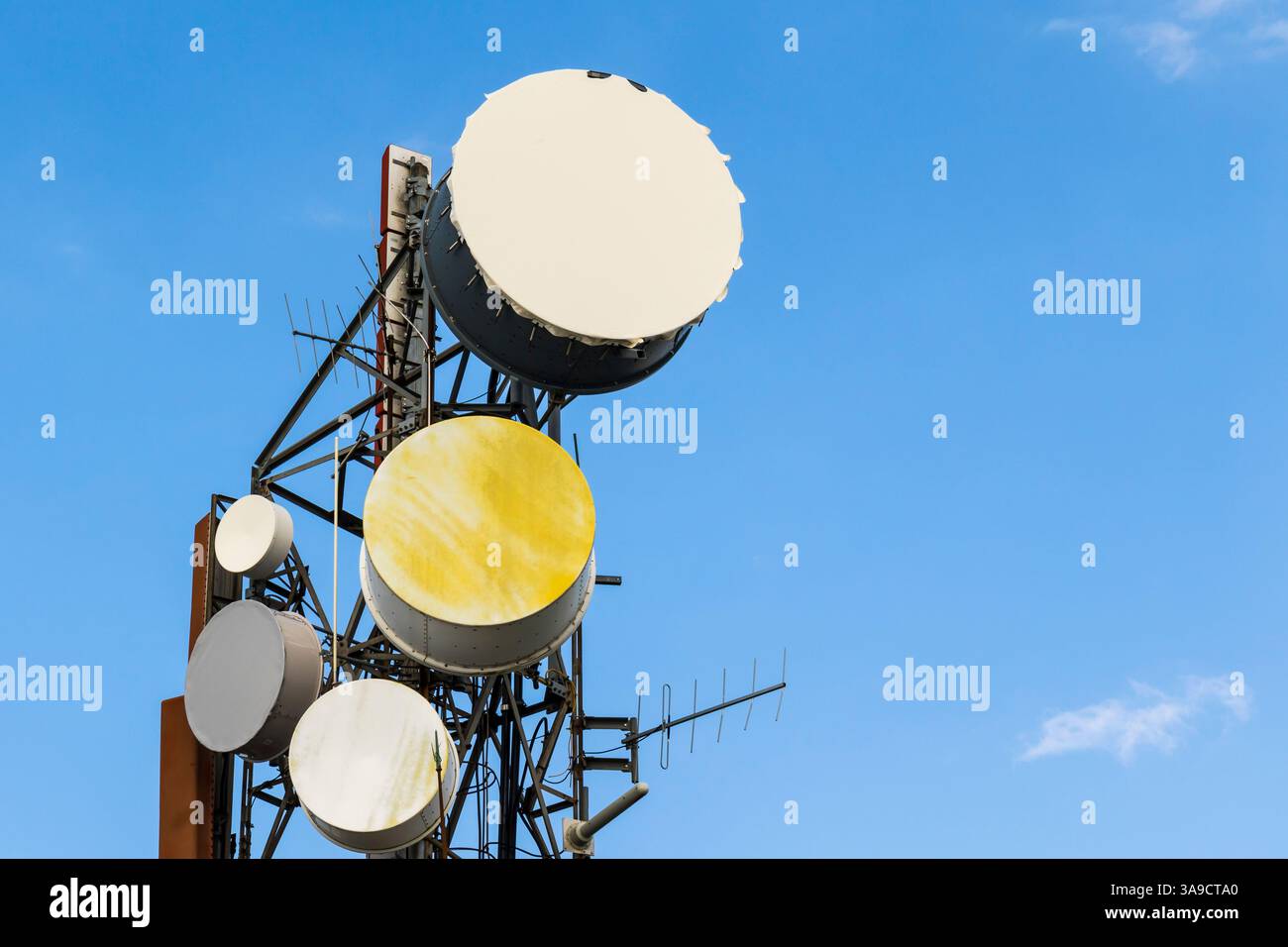 Antenna che controlla la connettività delle telecomunicazioni Foto Stock