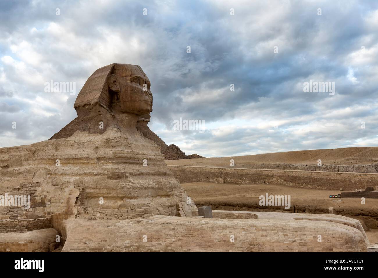 Vista ravvicinata del profilo laterale della Sfinge di Giza con spazio copia e cielo blu. Nessuna gente in Egitto viaggi turistici Foto Stock